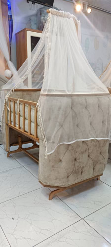 تخت کنار مادر چوبی