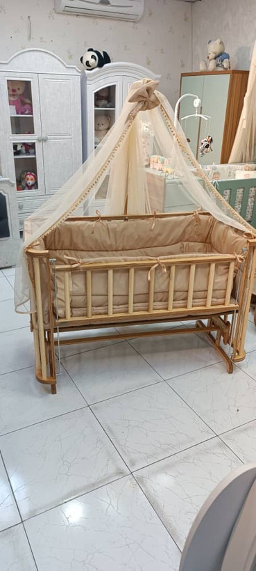 تخت کنار مادر