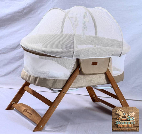 تخت کنار مادر