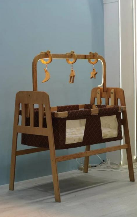 گهواره چوبی مدل خونه با چوب مقاوم و تاب ملایم دستی