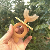 تصویر سوم مسواک سیلیکونی کودک مدل 360 درجه چرخشی سری یو با برس نرم baby crown - نمای جانبی