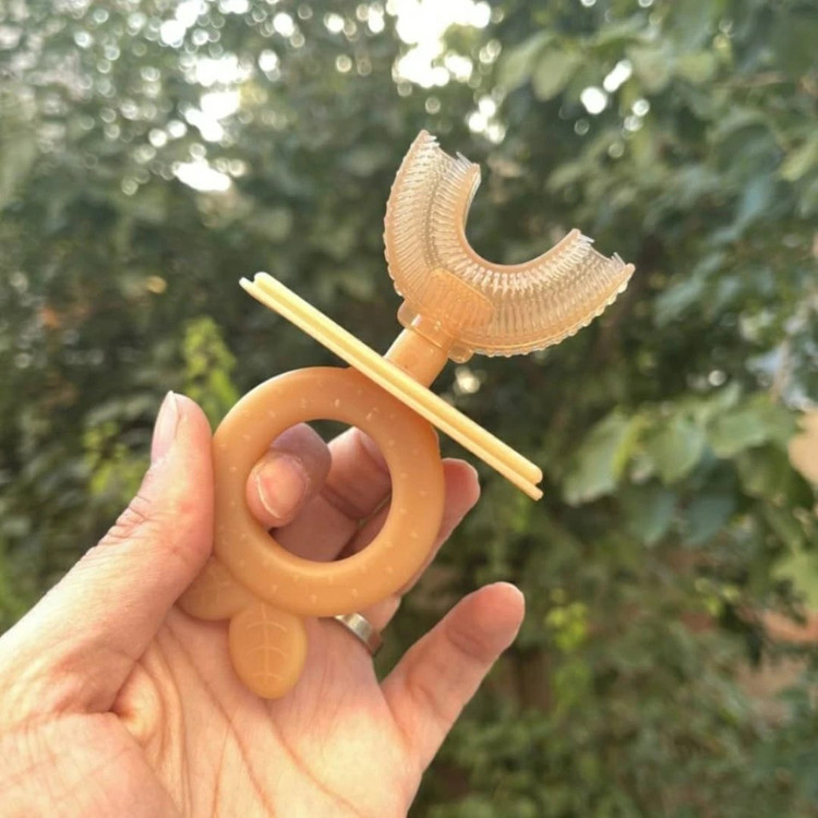 تصویر سوم مسواک سیلیکونی کودک مدل 360 درجه چرخشی سری یو با برس نرم baby crown - نمای جانبی